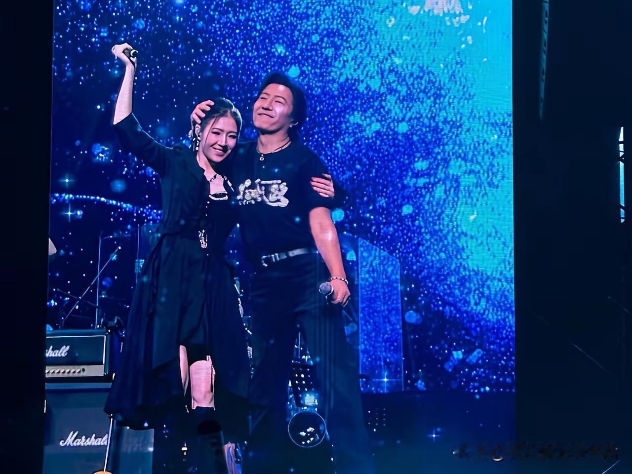 郑钧和前妻所生的大女儿，一起出现在了北京演唱会，同台献唱，父女情深。郑钧的第一