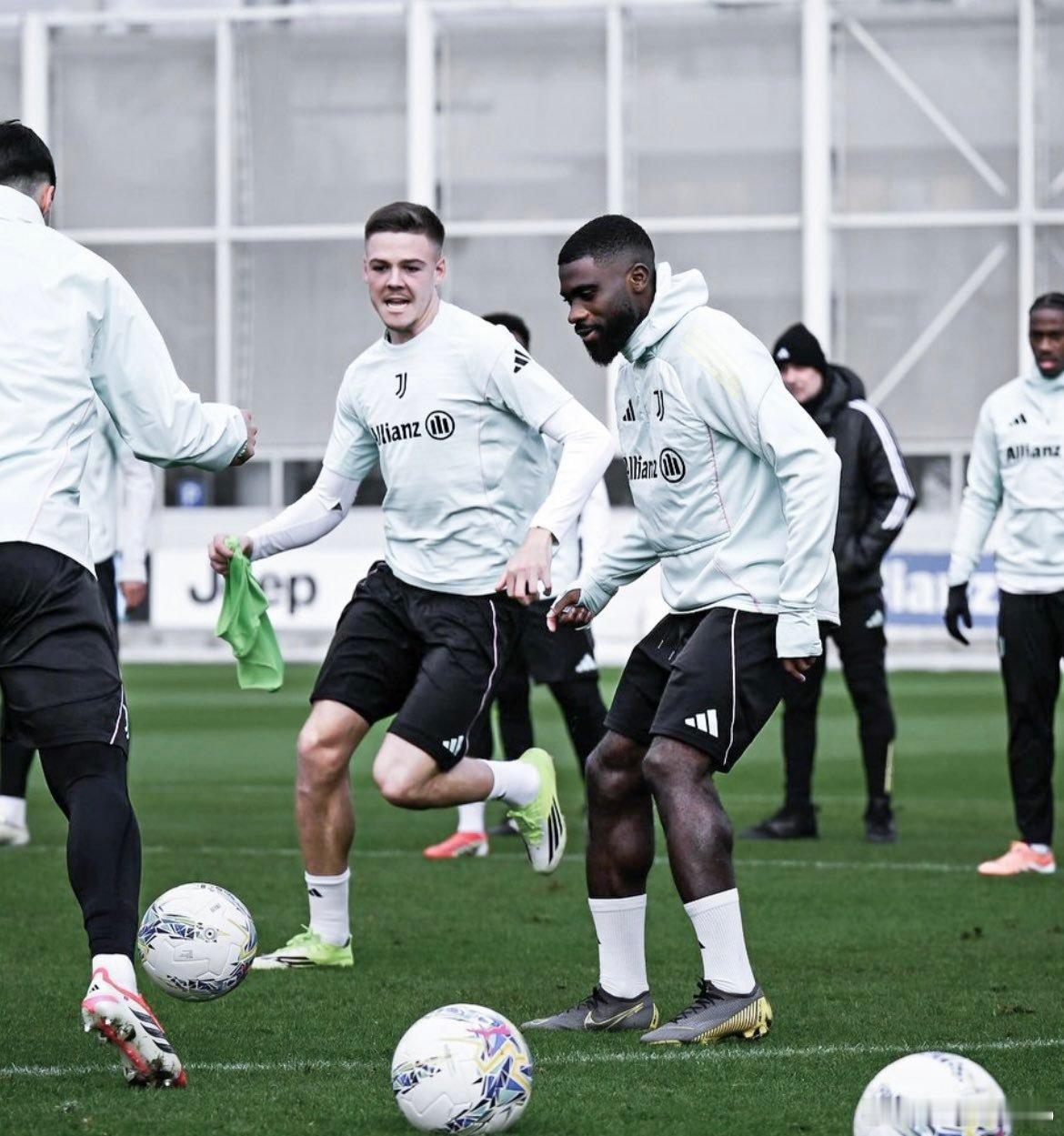 都灵体育报：昨天，博加和霍尔姆作为尤文图斯球员进行了第一次训练，根据第一天的训练