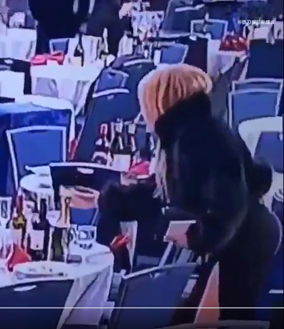 我的老天，都混这么惨了嘛——原来，枪击案发生时，在白宫记者晚宴上顺走红酒的，竟然