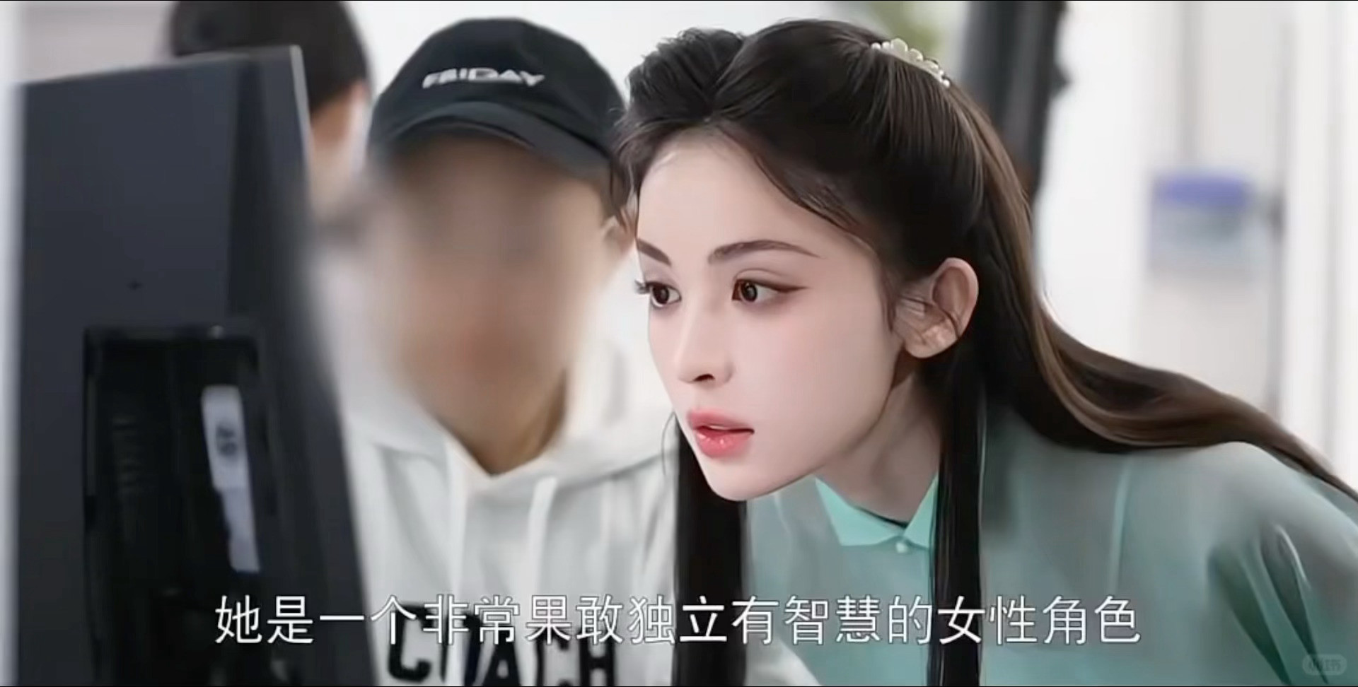 娜扎看监视器这一帧美得我心脏骤停一秒，最素净的妆造最极致的美丽