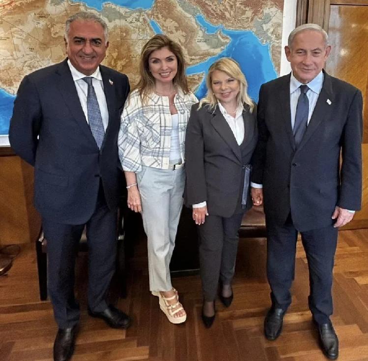 伊朗巴列维王朝末代王储礼萨兄妹和内塔尼亚胡夫妇合影。礼萨共有兄妹四人，巴列维王