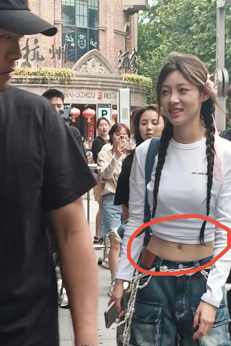 这个女孩子就是传说中的痞幼难怪那么多男孩子和大叔都喜欢她不得不说她这个腰确实