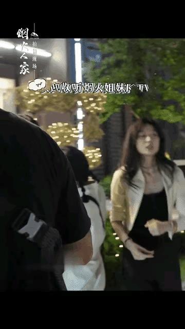 女明星的友谊真的奇奇怪怪。看看马思纯和孙千，片场有多欢乐，一秒钟唱了五首歌，主