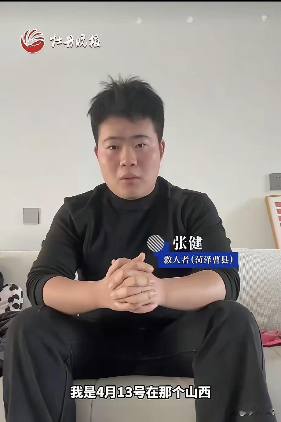 泪目！山东小伙，25岁，驾车途经隧道时，遭遇火情，在车辆无法后退的情况下，与一名