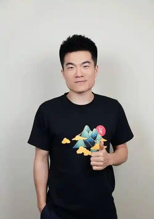 看了張雪峰老师去世的消息，我想喊话董宇辉别太拼了！一定要保护好自己！看了张雪