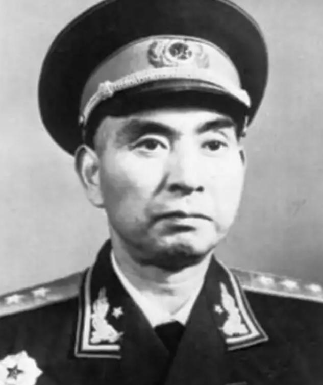1949年11月，解放军司令员杨勇刚回到房中，马上就被人用枪抵在了后脑勺上，再一