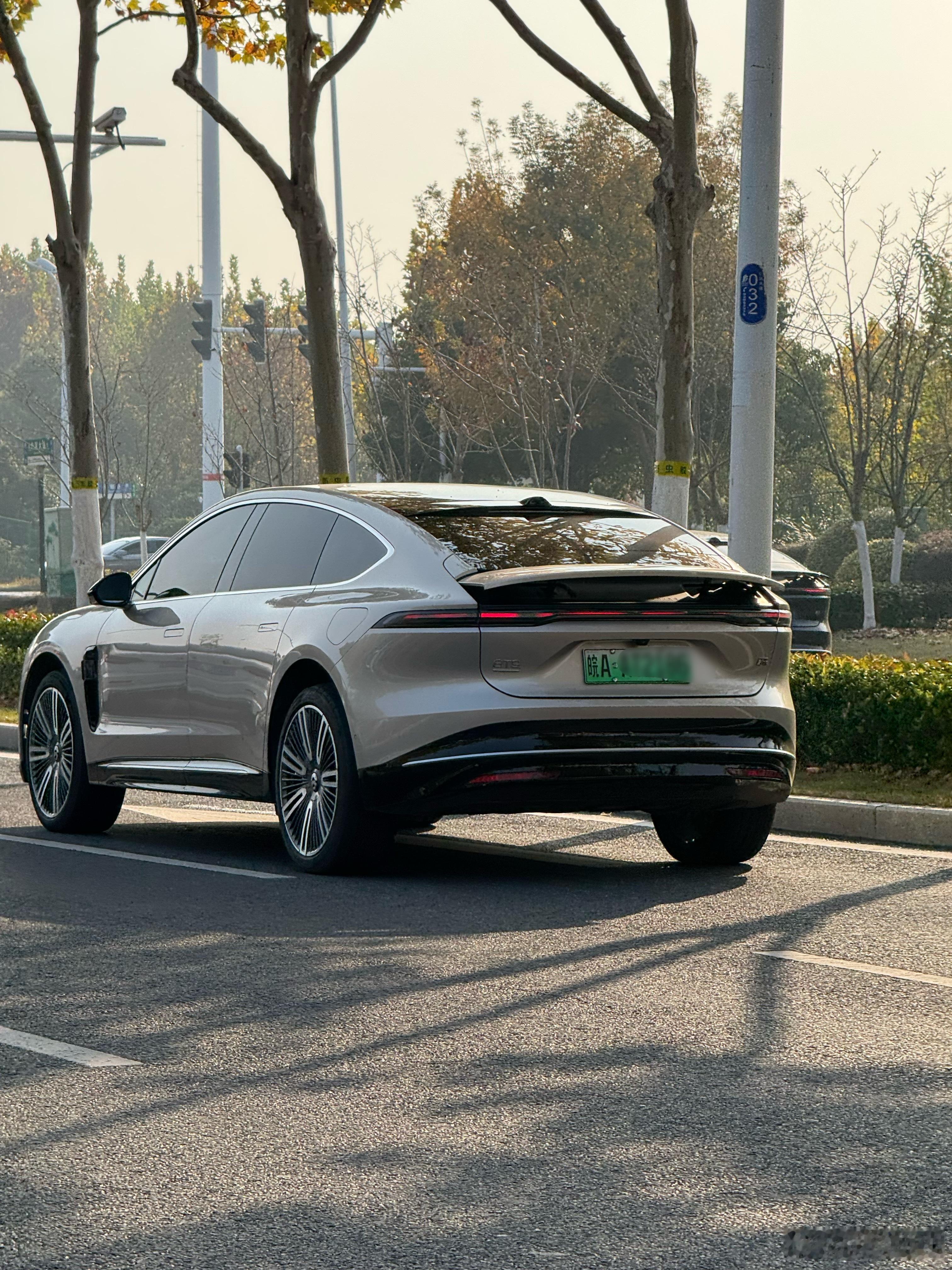 在合肥街头看到两台ET9同框，应该是参加车友会年会的。