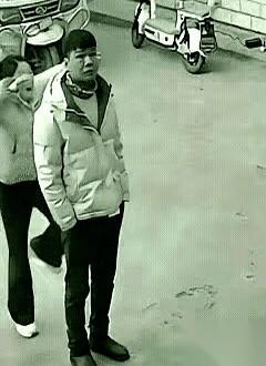 人好好地走在前面，两手揣在兜里。突然，背后一个人影猛窜上来，结结实实就是一个飞扑