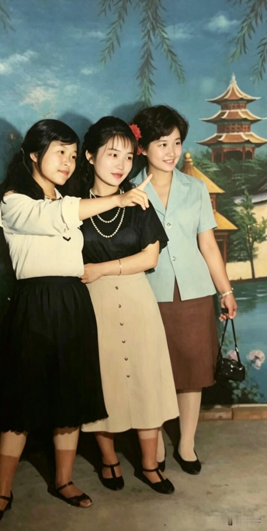早上小妹发给我一张93年的照片，照片里是我们姊妹三个的合照，小妹说，那年她高中毕