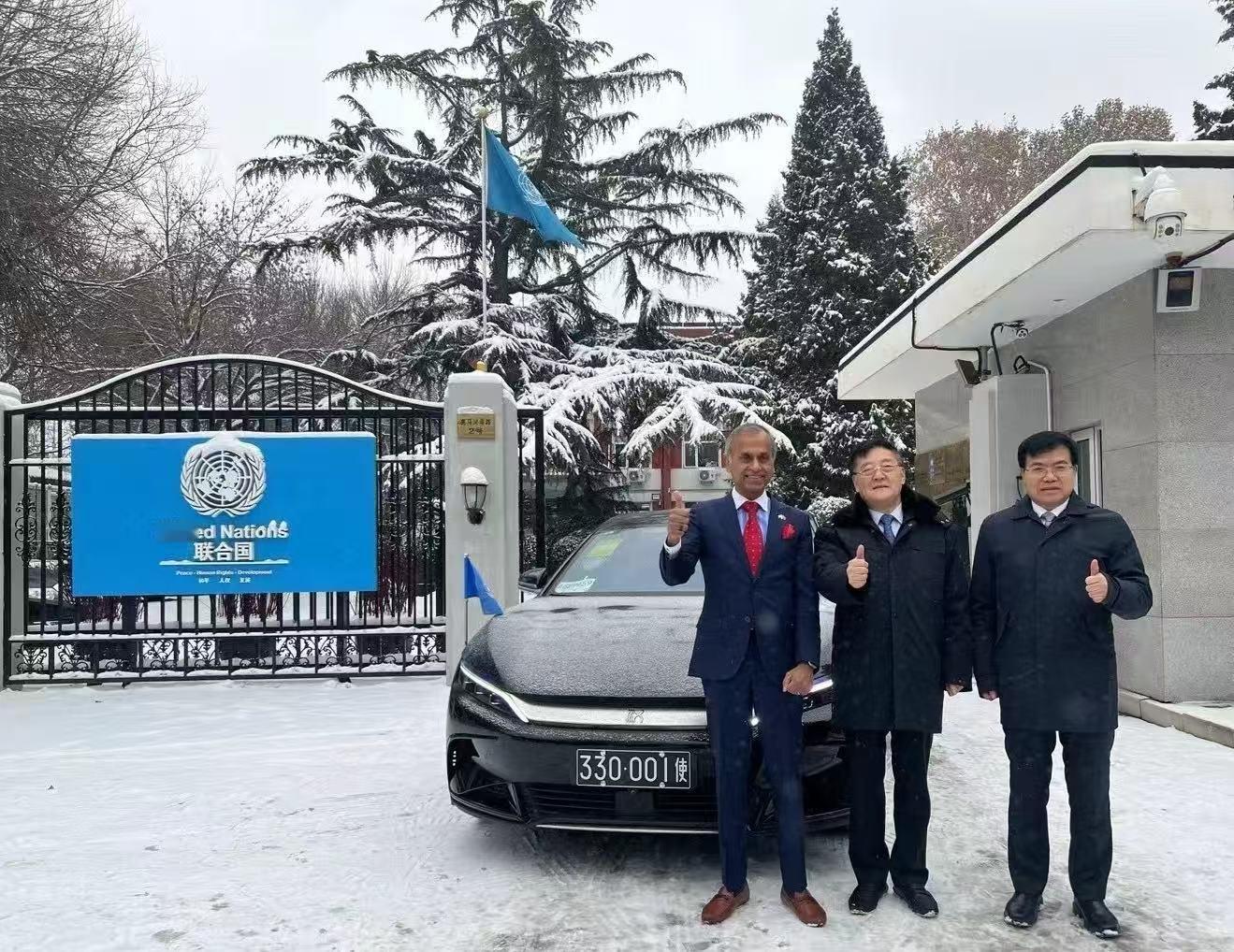 比亚迪现在挺厉害的，连很多国家的公务车都开始用他们的车了。他们能拿下这些订单，靠