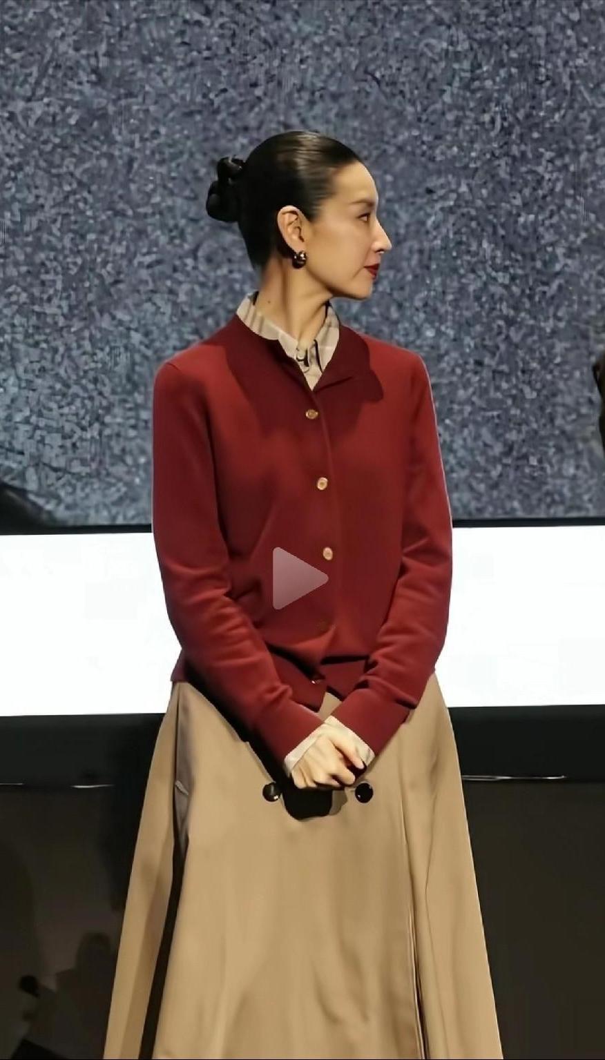 不愧是谢霆锋“看上”的美女！虽然穿毛衣出席晚宴，却赢了所有晚礼服。特别是已46岁