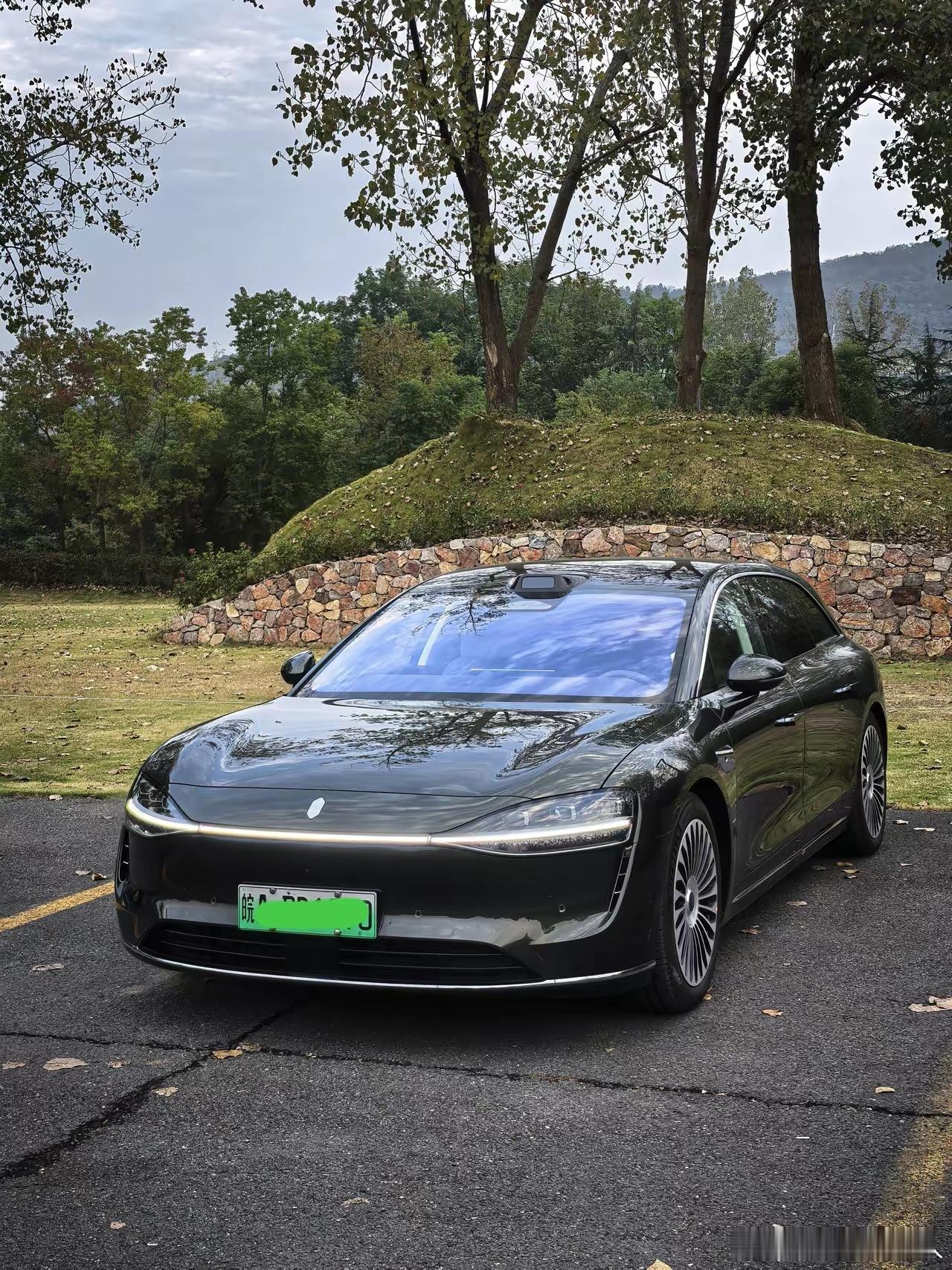 带娃逛完动物园回到享界S9T上，中控屏点亮的瞬间，停车场缴费二维码立刻弹了出来。