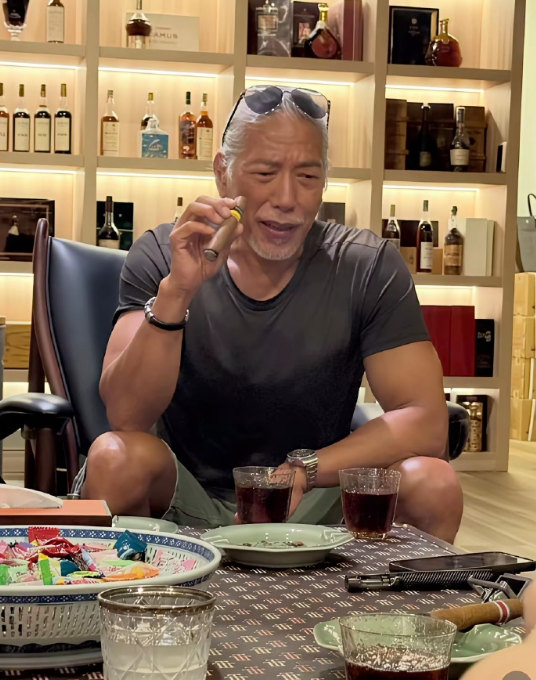 年轻的时候演的都是反派嚣张跋扈的，老了反而好一点了​​​
