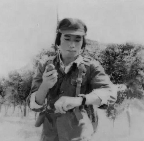 1984年，见习参谋黄登平在站岗时，突然发现大雾中好像有人影在活动，他悄摸过去，