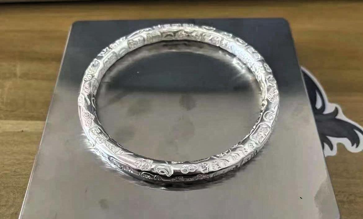 家人们，一夜之间，银镯子竟也成了“奢侈品”！1月26号看到一只71.06克的