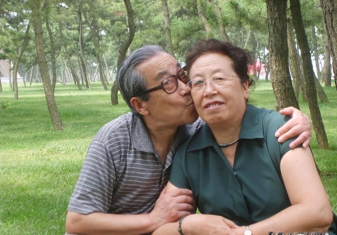 75岁李奶奶上周把药盒拍在杭州市一医院桌上：“医生，我关节不疼，就想知道还能不能