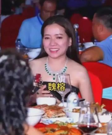 当明珍珍等一众缅北电诈头目被押解回国伏法时，为什么亨利集团的魏榕却能成功跑掉？顾