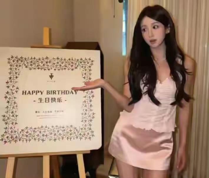 韦世豪妻子过生日，一袭吊带长裙，明艳飒爽，往生日宴那儿一站——中超太太团公认的颜