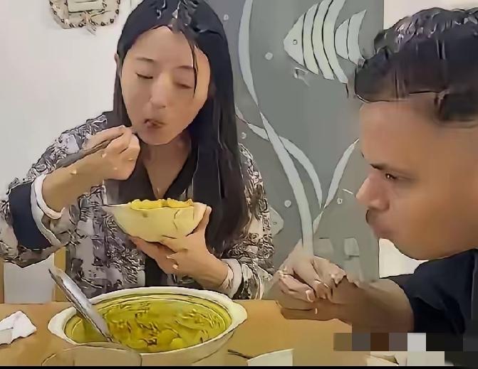 丹丹接受不了印度那边的高温，所以又要准备回国了，得到一片怒斥，败光父母财产，带偏