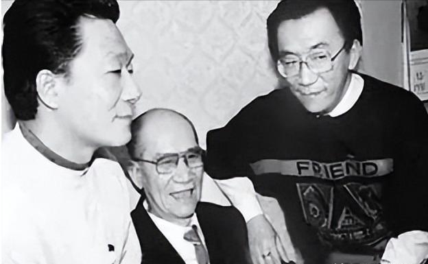 1950年，随着一夫一妻制的颁布，侯宝林召开家庭会议，看着泪流满面的三个老婆，