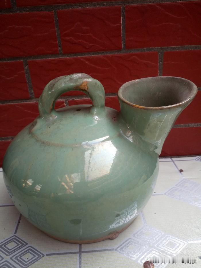 90年代，一个同事去黄河边干活，捡到了一个东西，他觉得是古董，就偷偷带回来了。