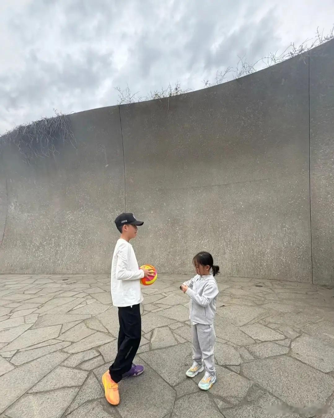 陈小春与妻儿团聚庆中秋，晒两儿子游玩照，Jasper长好高了！​​​