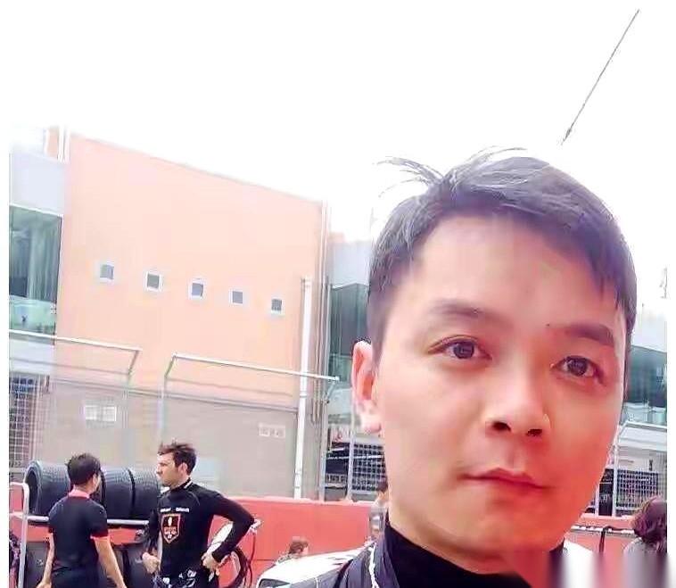 一顿饭干掉90万。八个人，一桌菜40多万，自带的酒48万，服务费零头都够我一年