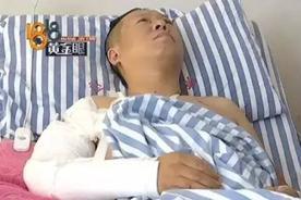 2017年，杭州萧山，一名男子在KTV内强迫女服务员给自己提供跪地倒酒的服务，女