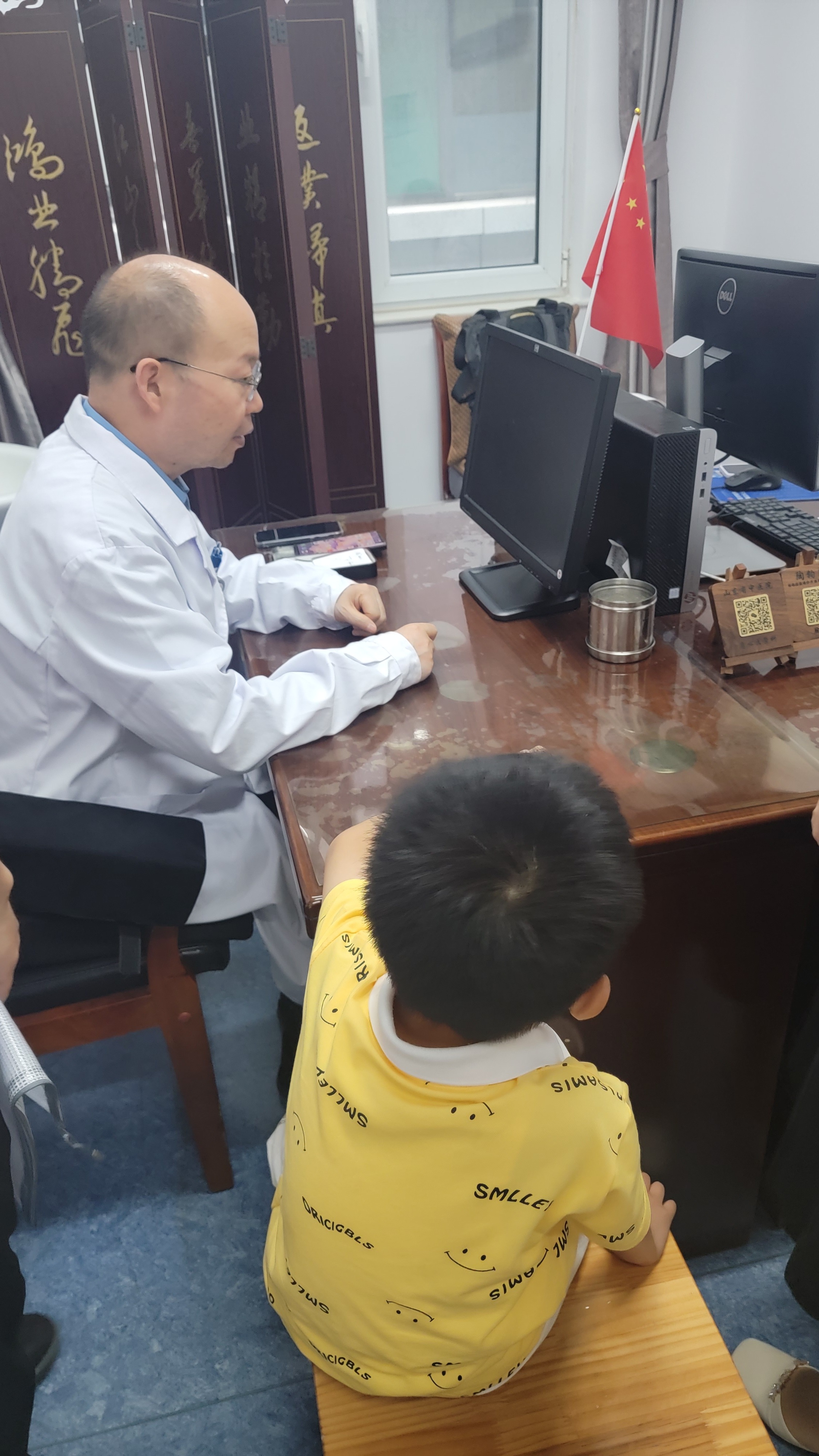 大脑以情绪为食。没有引发情绪的念头，就如自然流动的水，来去自如。一旦引发了情绪，