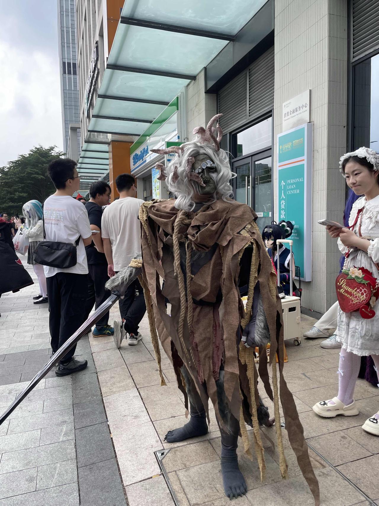 “cosplay与现实交织，城市中的奇妙邂逅”📸👨‍👩‍👧‍👦