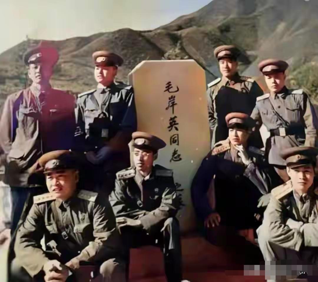 几位志愿军老兵回国之前，在毛岸英的墓碑前，留下的合影​看着这张照片，让人泪流满