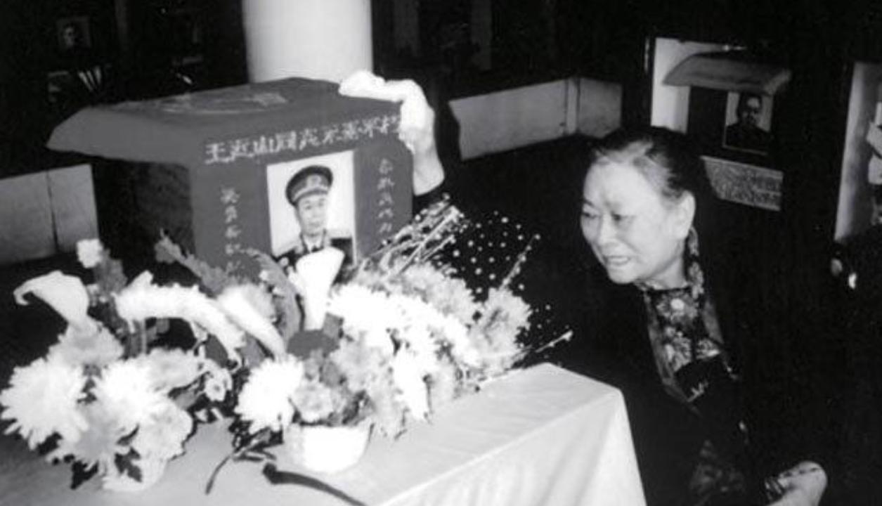 1980年的八宝山，韩岫岩终于见到了王近山的骨灰盒。 她弯下腰，手指轻轻落在