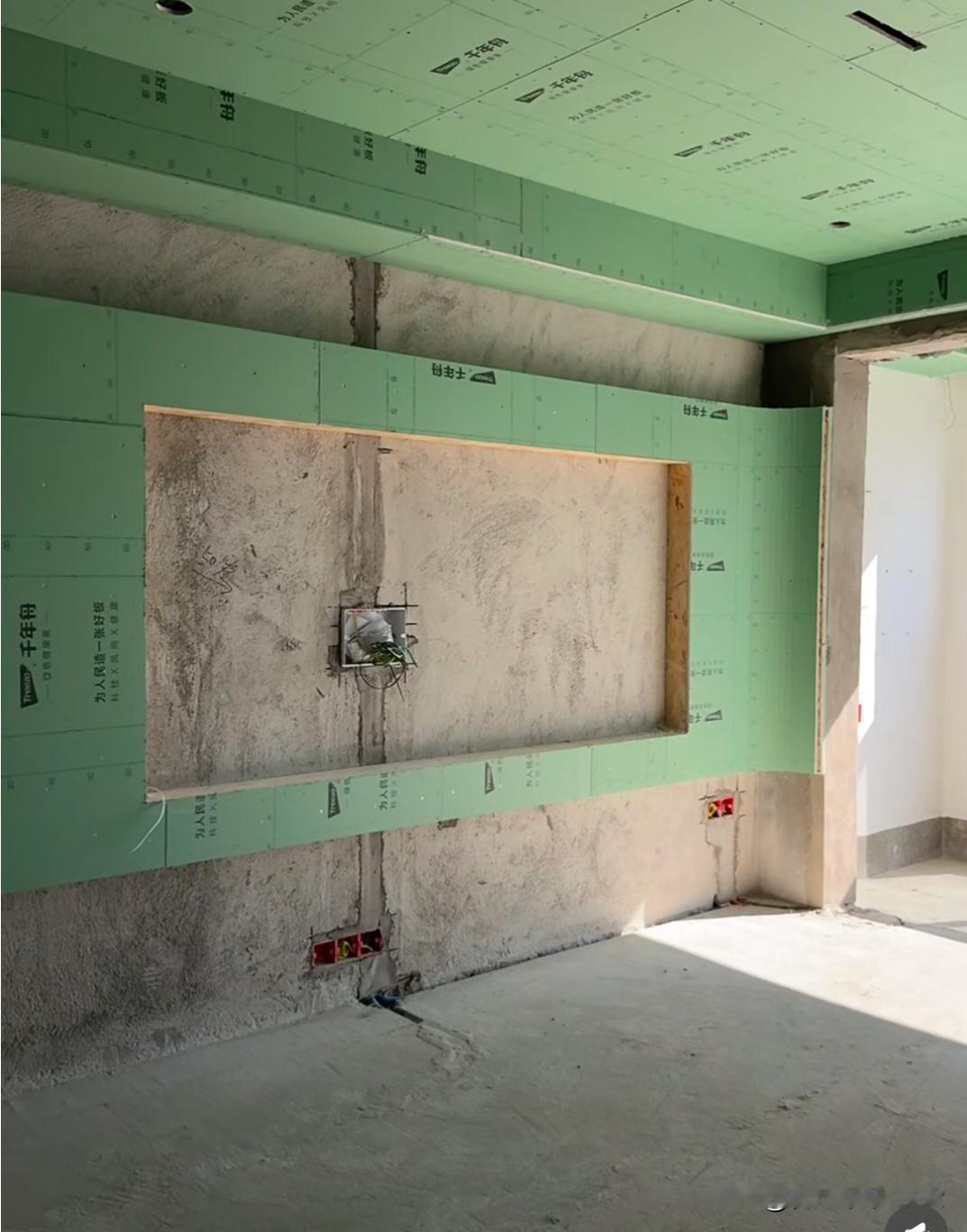 900做的今年烂大街的电视墙风格。自己帖的黑色墙纸，还有一点漏白边还要