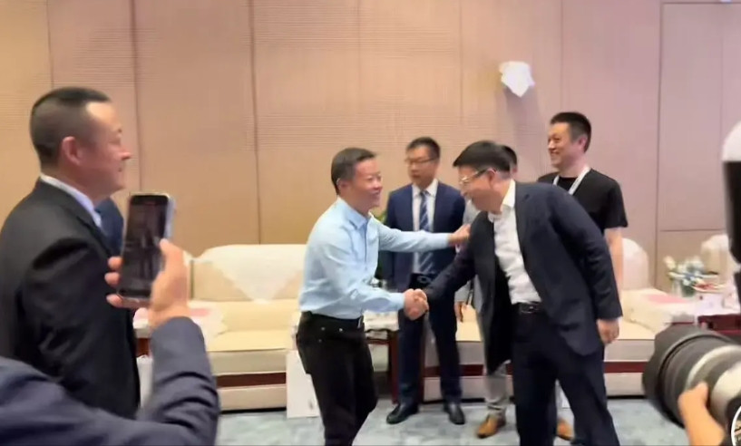 昨天尊界S800发布会，车圈众多大佬纷纷现身，蔚来的李斌、小鹏的何小鹏都在现场，