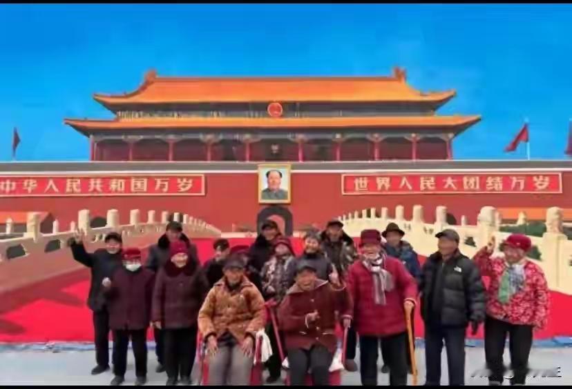 天安门墙画村1天进账2万的小贩，到底在卖什么？——一支烤肠背后的流量密码，戳穿了