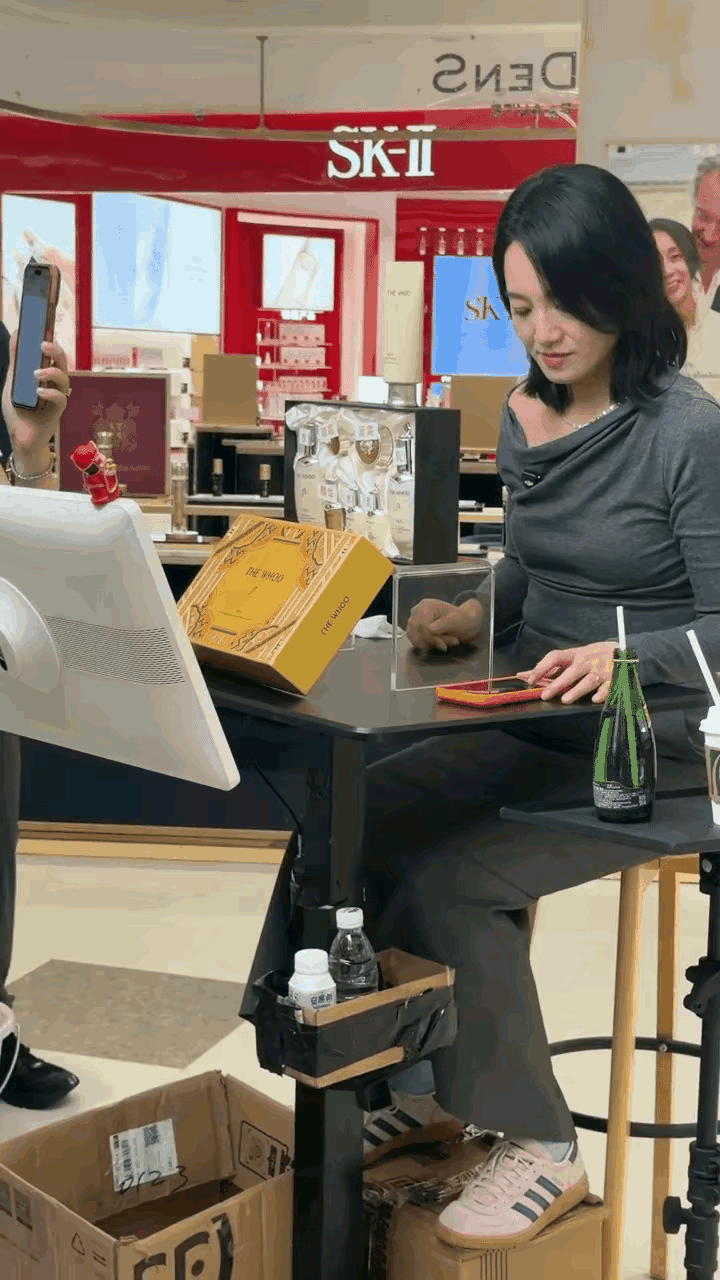 朱丹直播间素颜亮相，有网友爆她腰间有赘肉和小腹大！其实在直播间里的她看起来十分