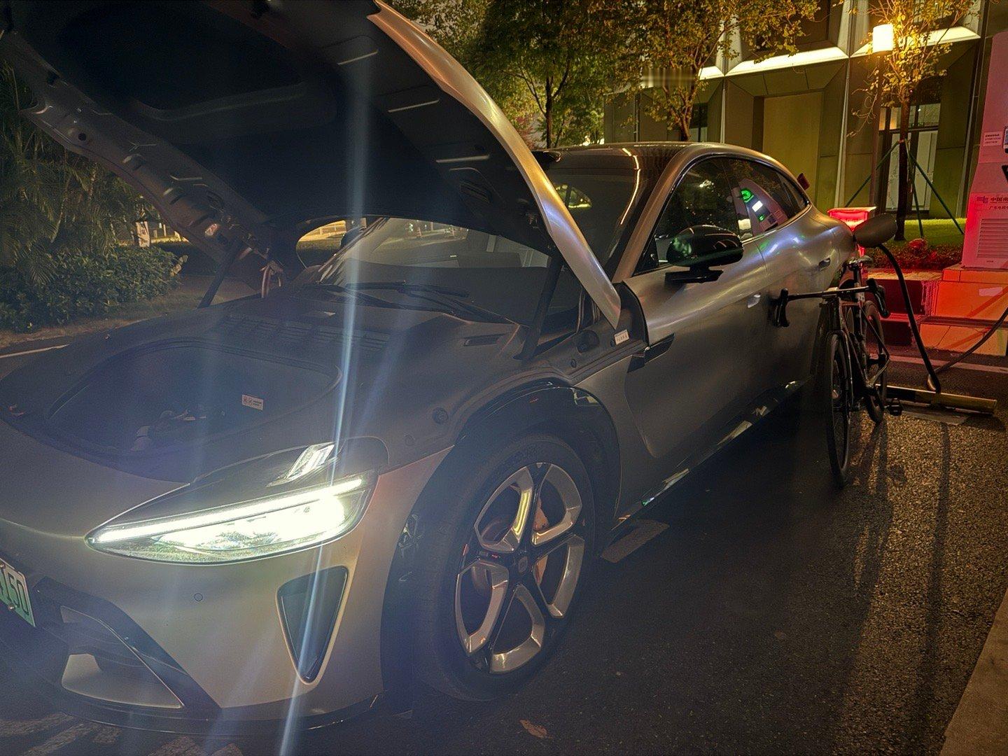 好久没骑生物岛了…今天解锁了新玩法。原来在生物岛便桥附近有充电桩，车充电，人骑车