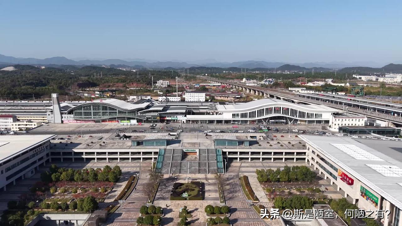上饶最大遗憾：合福十字枢纽落址东北近郊，错失老城核心的集聚红利。江西高铁布局里