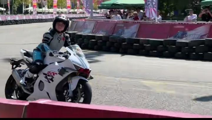 张雪骑500RR实车首秀，帅到失语！作为品牌创始人亲自上阵，跨上爱车的瞬间气场全