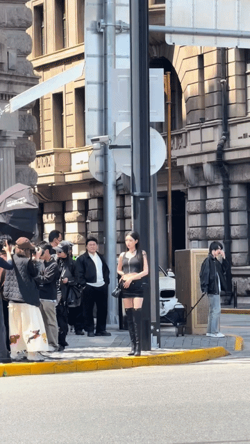 在大街上看到王玉雯这样的，真的会被她的美震撼到吧？虽然这身衣服不太好看，但确实把
