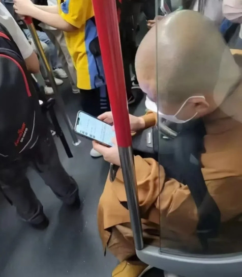 地铁上的一幕，不得不说，惊呆了啊。[doge][doge][doge]