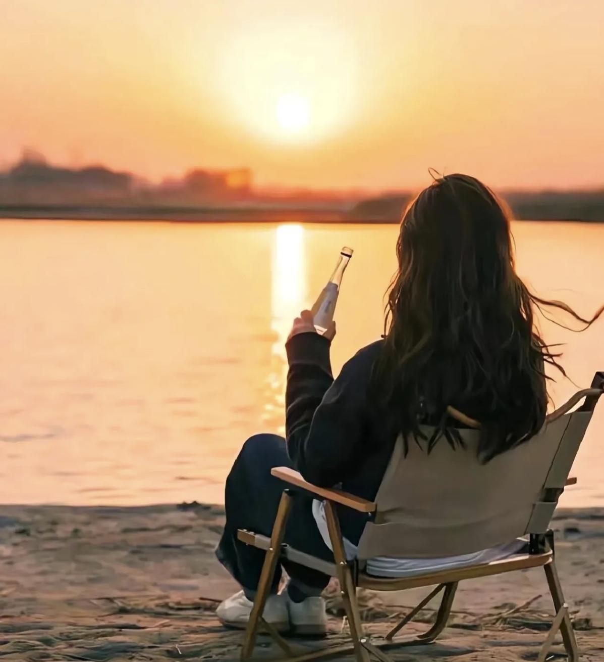 人到了中年，蕞大的醒悟，是终于明白什么才是人生里最该攥紧的东西。年