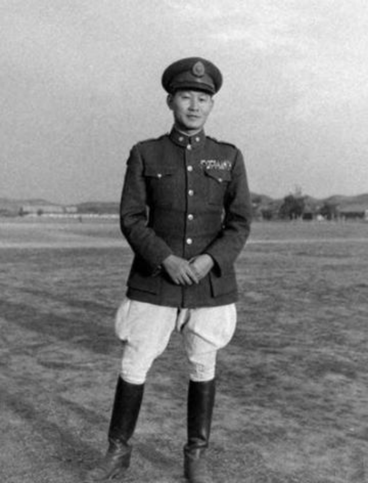 1951年的一晚，孙立人躺在床上，准备入睡，习惯性地将妻子搂进怀中。然而，刚一搂