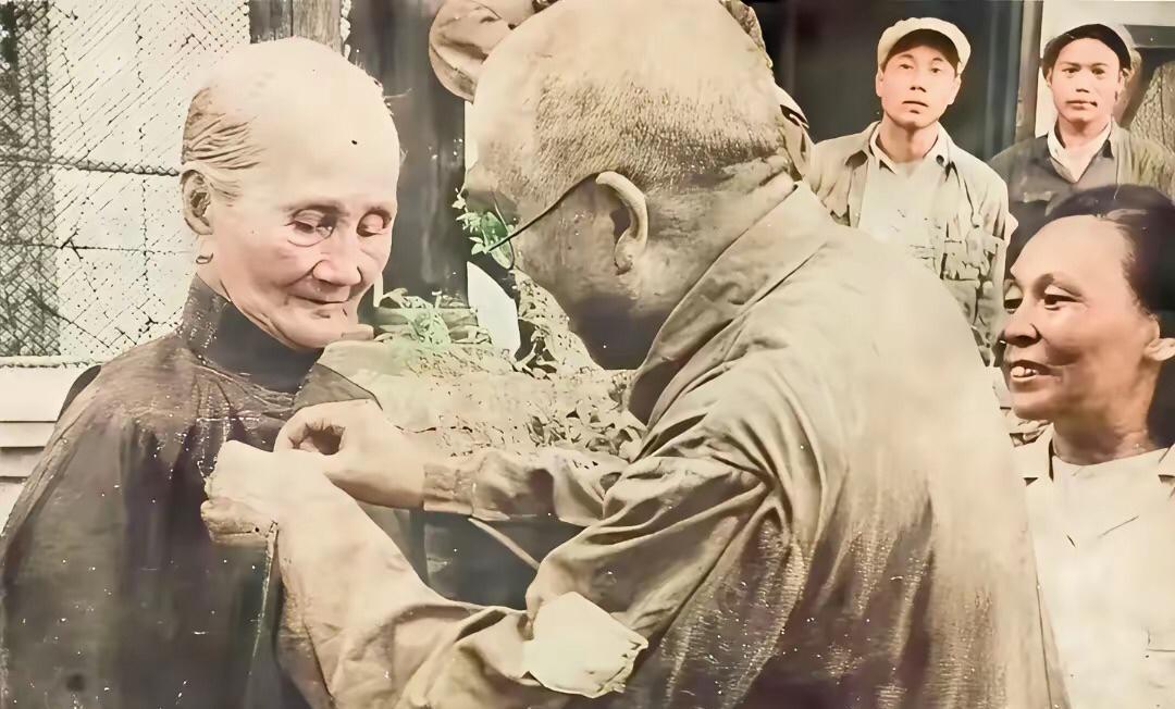 这张照片拍摄于1951年，谢觉哉同志代表中央人民政府授予方志敏烈士家属纪念章情景