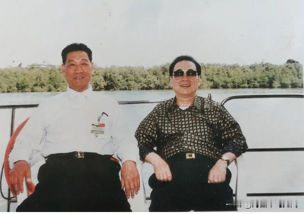 2001年，李鹏委员长出访文莱，在文莱斯里巴加湾，与随团的李九龙上将的一张十分珍