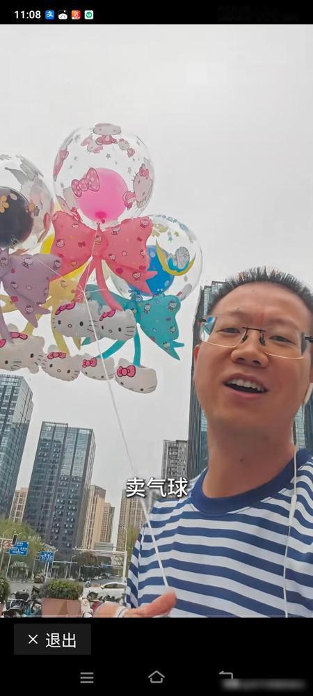 哈工大硕士在长沙卖气球，最让我感慨的不是他放下了学历，而是到了40岁，还得面对“
