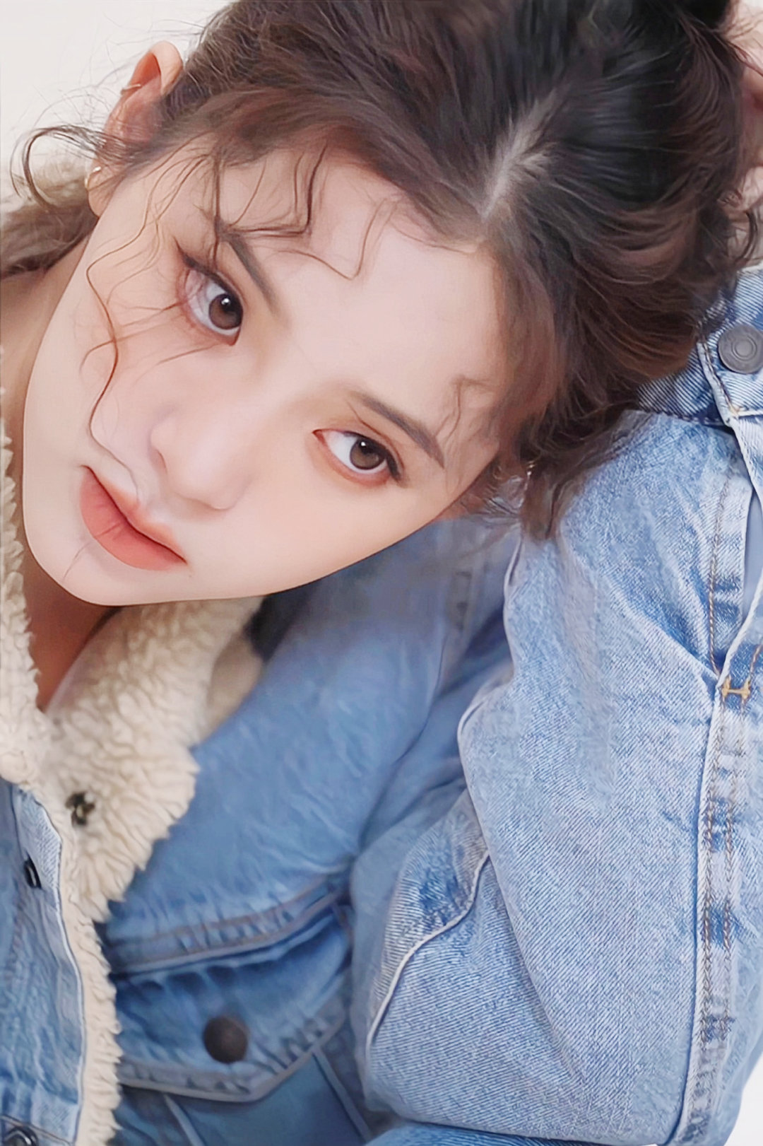 欧阳娜娜：玩转摩登创意，探索美式休闲的秋日穿搭姿态​​​