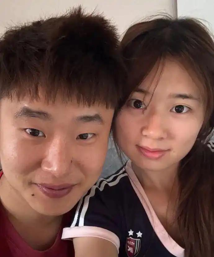 “感动自己？”一对情侣恋爱十年，可学历却有不小差距，男生是大专生早早毕业，而女生