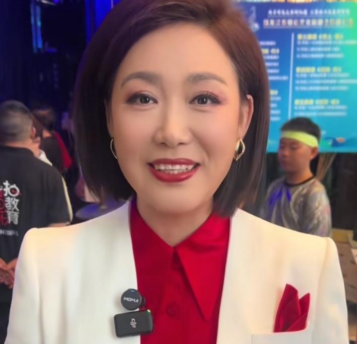 央视最被低估的女主持人，可能不是最红的，但一定是最会过日子的。台上一站，端庄不输
