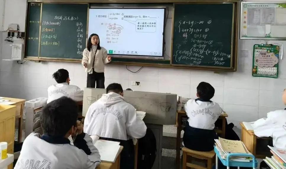 深圳一家长举报老师，在群里公开孩子成绩，并声称表扬鼓励的，几乎都是在校外补课的学